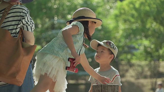 日本小孩在公园玩得很开心。视频下载