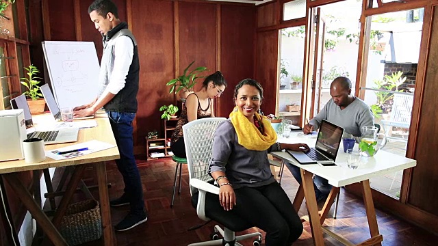 视频肖像角马来妇女在共享办公空间视频素材