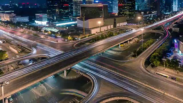 时光流逝——北京高茂大桥夜间交通(MS HA Zoom Out)视频素材