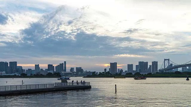 东京市中心的城市景观和天际线在日落时在云天空附近的水。视频素材