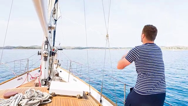MS man乘着经典的木制游艇在地中海起航视频素材