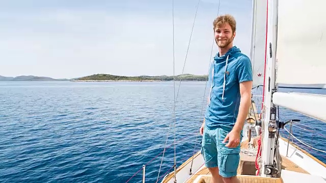 在现代帆船上眺望地中海的男人的MS肖像视频素材