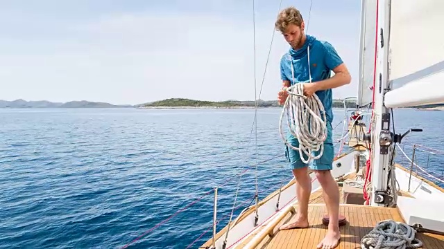 在地中海经典木制游艇上的MS卷绳视频素材