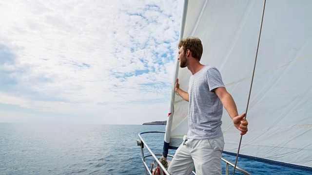 在经典的木制帆船上眺望地中海的男子视频素材