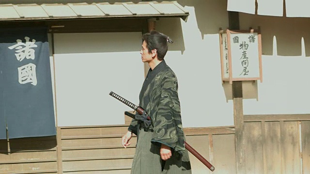 日本复古小镇中的武士。视频下载