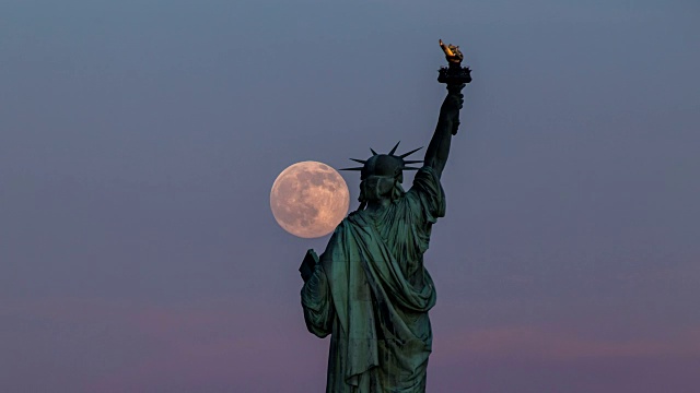 自由女神像和满月- 4K时间间隔视频素材