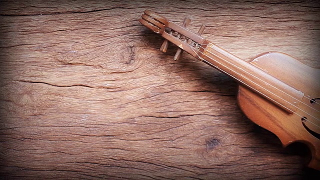 高清摄影车:旧木桌上的小提琴。视频素材