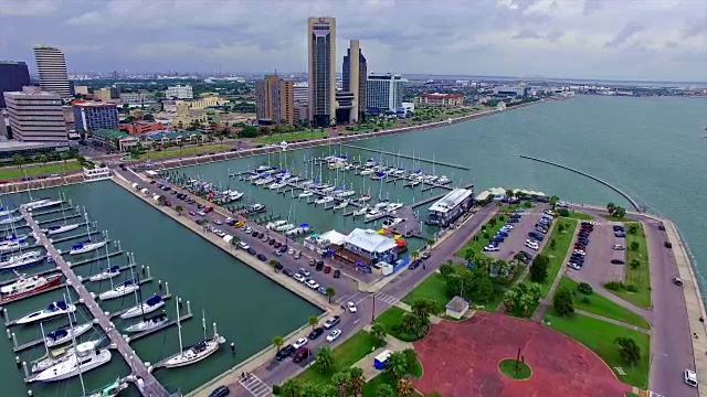 宁静的热带城市在墨西哥湾飞过科珀斯克里斯蒂德克萨斯码头视频下载