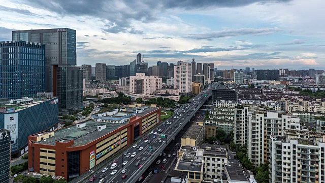 日落时分，云朵快速掠过杭州市中心的天际线，中国浙江视频下载