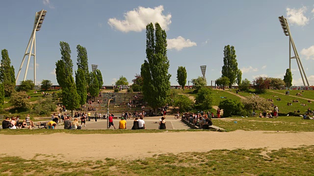 夏天，人们在柏林莫尔公园放松视频素材