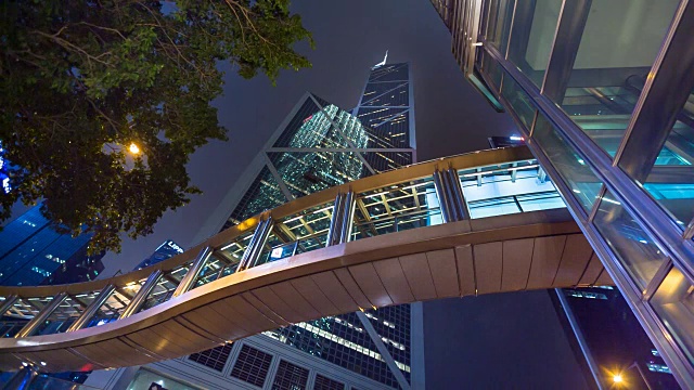 晚上在香港中环的WS走道和中国银行大楼视频下载