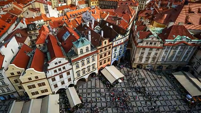 布拉格老城广场上拥挤的行人视频素材