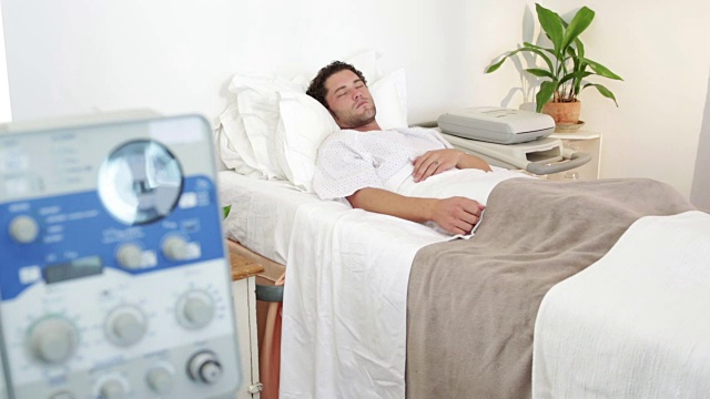 男子躺在病床上，护士在检查生命体征视频下载