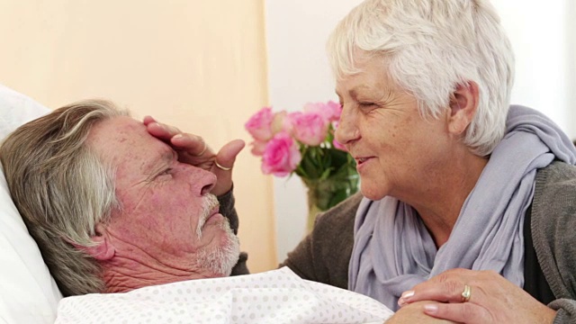 病房里一对相爱的老年夫妇视频下载