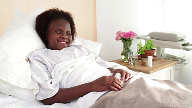 一名非洲女孩躺在医院病床上视频下载