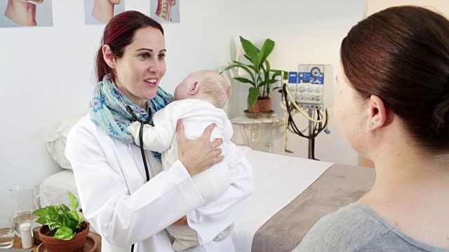 女医生带着新生儿咨询母亲视频下载