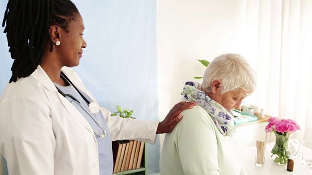 非洲医生在安静的时刻支持老年患者视频下载