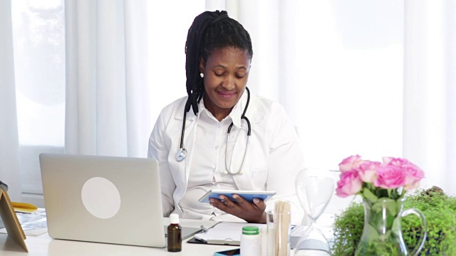 非洲女医生在她的桌子与新技术视频下载
