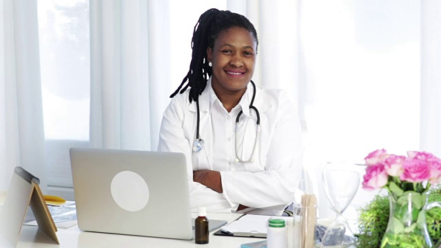 非洲女医生在诊所的静坐肖像视频下载