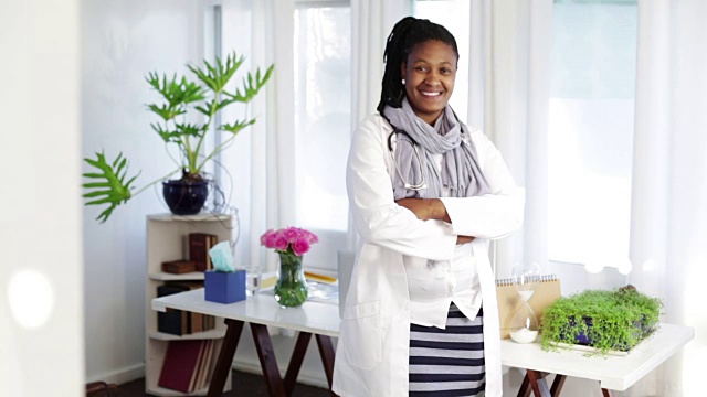 骄傲自信的非洲女医生的视频肖像视频下载