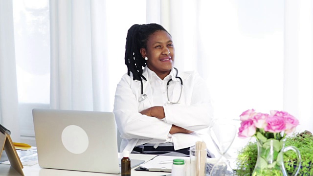 女非洲医生在她的办公桌在诊所视频下载