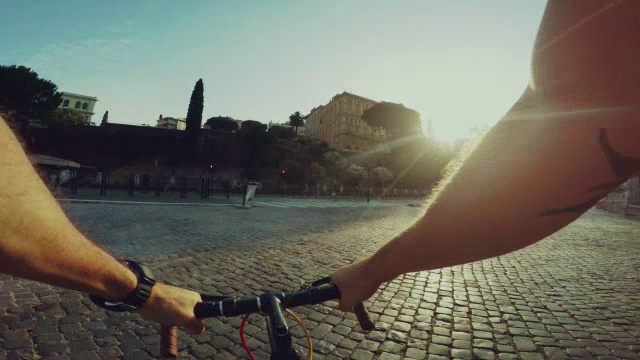 观点POV自行车到罗马竞技场视频素材