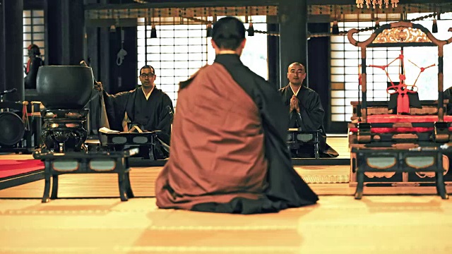 日本和尚在寺庙里祈祷视频下载