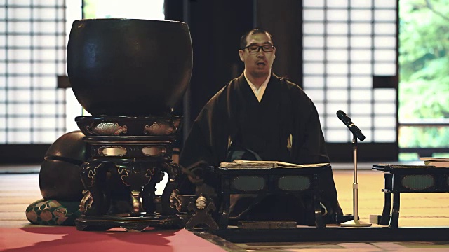 日本和尚在寺庙里祈祷视频素材