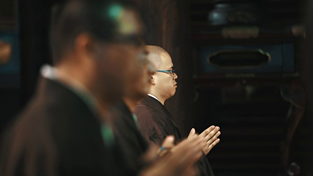 僧侣们在庙里鞠躬视频素材