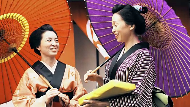 MS两个穿着传统服装的日本妇女视频下载