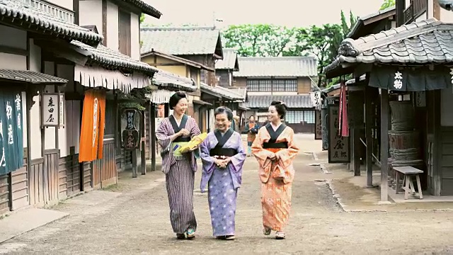 身着传统服饰的日本妇女在村子里散步视频素材