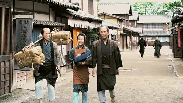 人们在古老的日本村庄散步视频素材