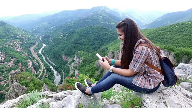 山顶上的女孩视频素材