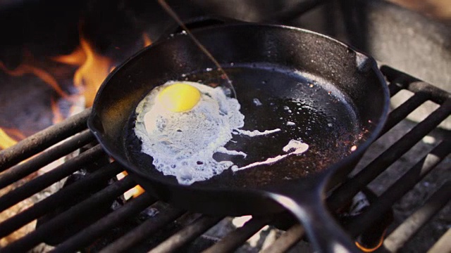 在营火上把鸡蛋打入平底锅视频下载