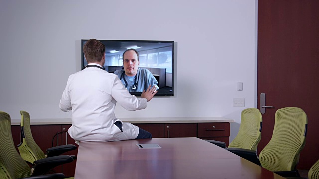 在现代办公中通过视频会议进行两段医生谈话视频下载
