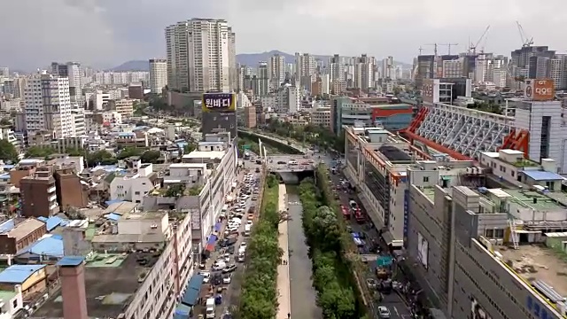 清溪川沿岸城市景观鸟瞰图视频下载