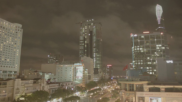 WS T/L夜间城市上空的交通和云/胡志明市，越南视频素材