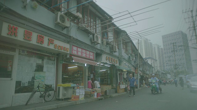 WS LA SLO MO拍摄的是中国上海狭窄街道上的小商店和餐馆，还有经过的自行车和摩托车视频下载