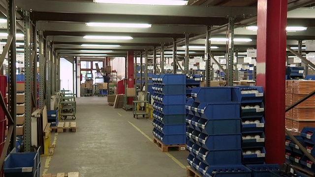 MS PAN View of Panning Shot工厂仓库地板/杜塞尔多夫，德国视频下载