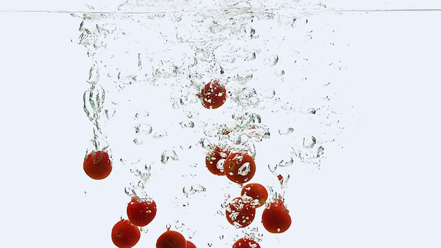 拍摄于法国诺曼底的圣女果、茄、水果落水的画面视频素材