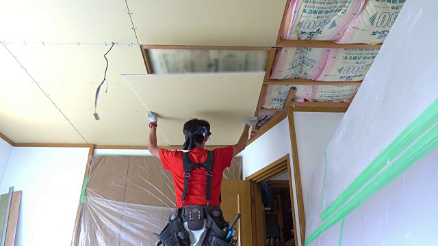 建筑工人正在改造房屋视频下载