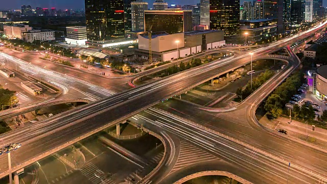 时光流逝——北京夜间交通，国贸大桥视频素材