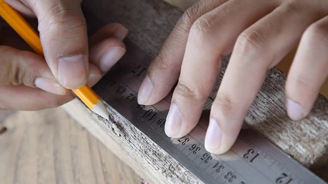 建筑师用尺子量木头视频下载