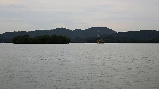 中国杭州西湖上的一艘船视频下载