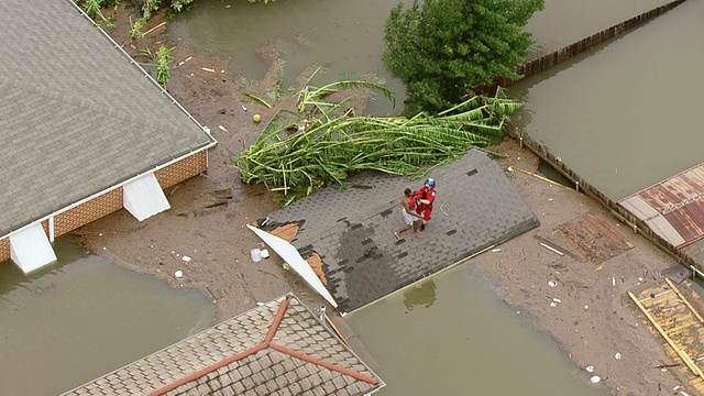 美国卡特里娜飓风期间，救援人员在直升机上吊起人。视频下载