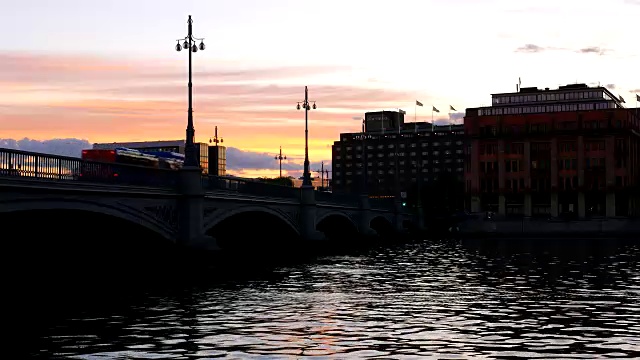 黄昏时的城市桥视频素材