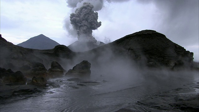 巴布亚新几内亚新不列颠，冒着热气的温泉和喷发的火山视频下载