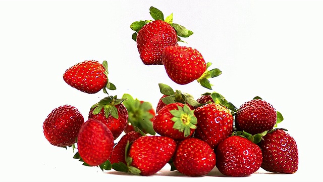 草莓，草莓，水果落在白色背景，慢镜头视频下载