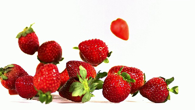 草莓，草莓，水果落在白色背景，慢镜头视频素材