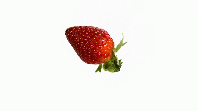 草莓，草莓，白色背景下的水果，慢镜头视频素材